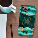 Funda Para iPhone 14 De Case-Mate Purpurina de oro de Geode Agate Turquoise Monogram<br><div class="desc">Elegante y elegante estuche de teléfono celular personalizado con ágata verde azulada turquesa, geodoro y mármol con falso purpurina de oro con un monograma, iniciales o nombre mostrado en un estilo de letra moderno editable en oro. OPCIONES: El ejemplo se muestra en un estilo de funda para iPhone 14 de...</div>