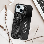 Funda Para iPhone 15 Purpurina negro metálico personalizado<br><div class="desc">Personalice fácilmente este estuche de teléfono con motivos de purpurina metalizado y glamoroso de color negro con su propio nombre personalizado.</div>