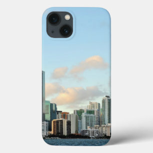 Funda Para iPhone 13 Rascacielos de Miami contra el cielo claro ancho