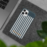 Funda Para iPhone 15 Pro Max Rayas azul marino | Monograma del caballero modern<br><div class="desc">Los estuches de teléfono ofrecen la oportunidad de dejar brillar tu personalidad. Su estuche de teléfono puede ser seleccionado para mostrar su gran sentido de la moda, hacer saber a la gente sobre un querido hobby o interés, o mantener una apariencia elegante y profesional para el lugar de trabajo. El...</div>