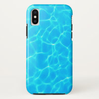 Reflexiones sobre el agua de la piscina azul brill
