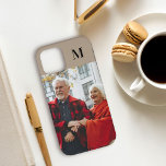 Funda Para iPhone 12 Pro Retrato monogramado simple Foto Beige Brown<br><div class="desc">Sube tu foto y crea tu propio estuche de teléfono único. El diseño tiene un fondo marrón beige con una tipografía negra moderna para tu inicio. Diseñado para iphone 12 Pro, pero se adaptará a muchos otros modelos. Si elige un modelo diferente, por favor compruebe que el diseño sigue siendo...</div>