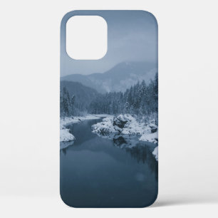 FUNDA PARA iPhone 12 RÍO RODEADO DE CAMPO CUBIERTO DE NIEVE CON PINO T