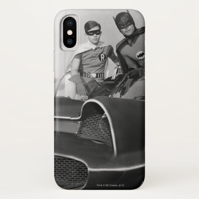 Funda De Case-Mate Para iPhone Robin y Batman Standing en Batmobile (Reverso)