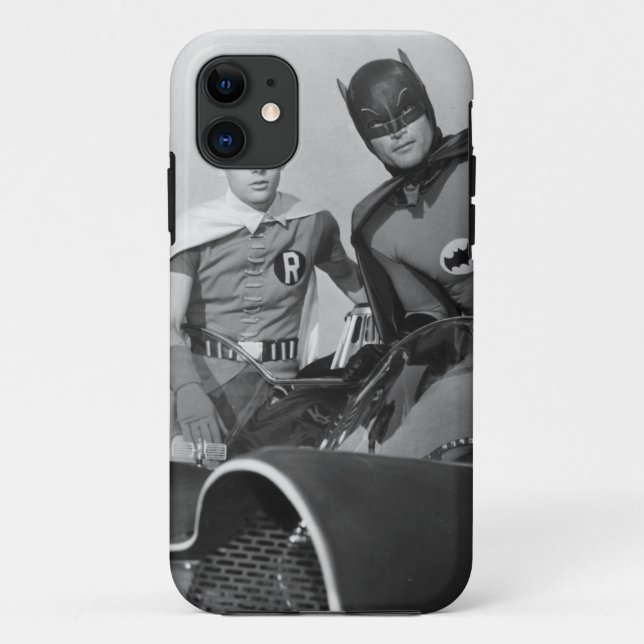 Funda De Case-Mate Para iPhone Robin y Batman Standing en Batmobile (Reverso)