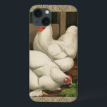Funda Para iPhone 13 Roosters & Hen afuera de la Casa Hen con la fronte<br><div class="desc">Impresión de arte rústico con un vigoroso gallo y una gallina en una gallina. El borde de la curva darc es un patrón que consiste en elementos de espiral. Esta impresión sería una gran adición a la decoración rural de una casa de campo.</div>