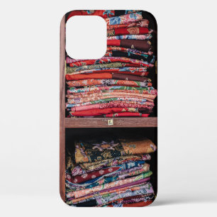 FUNDA PARA iPhone 12 ROPA DE COLOR ASORDINADO EN RACK