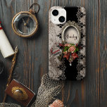 Funda Para iPhone 8/7 Rosa de damasco de época y encaje con nombre<br><div class="desc">Elegante diseño formal con marco adornado de plata con espacio para la personalización, grupo de rosas de época en rosa y burgán con cinta, clave de esqueleto antiguo y pendiente de retrato con joyas colgantes. El fondo está decorado con damasco de lino y negro con bordes esculpidos ornamentados. Nota: Efectos...</div>