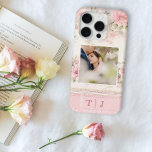 Funda Para iPhone 15 Pro Rosa Girona con foto y monograma<br><div class="desc">Diseño muy bonito y femenino con plantilla de fotografía cuadrada y dos campos de texto monograma iniciales en un delicado patrón rosa de chica rosa pastel.</div>