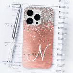 Funda Para iPhone 14 Pro De Case-Mate Rosa Gold Bonito Girly Silver Purpurina Sparkly<br><div class="desc">Personaliza fácilmente este diseño de estuche de teléfono de moda de moda con un purpurina brillante de bonito plateado sobre un fondo metálico rosa de color dorado.</div>