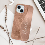 Funda Para iPhone 15 Rosa metálico Purpurina de oro personalizado<br><div class="desc">Personaliza fácilmente este estuche de teléfono con motivos de purpurina metalizado y glamoroso de color dorado con tu propio nombre personalizado.</div>