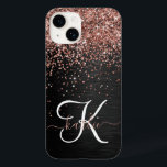 Funda Para iPhone 14 De Case-Mate Rosa personalizado Purpurina de oro Monograma de e<br><div class="desc">Personaliza fácilmente este elegante diseño de estuches de teléfono de moda con purpurina rosa de oro brillante en un fondo metálico negro cepillado.</div>