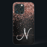 Funda Para iPhone 13 Pro Rosa personalizado Purpurina de oro Monograma de e<br><div class="desc">Personaliza fácilmente este elegante diseño de estuches de teléfono de moda con purpurina rosa de oro brillante en un fondo metálico negro cepillado.</div>