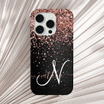 Funda Para iPhone 15 Pro Rosa personalizado Purpurina de oro Monograma de e<br><div class="desc">Personaliza fácilmente este elegante diseño de estuches de teléfono de moda con purpurina rosa de oro brillante en un fondo metálico negro cepillado.</div>