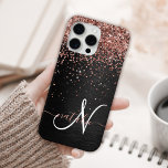 Funda Para iPhone 15 Pro Max Rosa personalizado Purpurina de oro Monograma de e<br><div class="desc">Personaliza fácilmente este elegante diseño de estuches de teléfono de moda con purpurina rosa de oro brillante en un fondo metálico negro cepillado.</div>