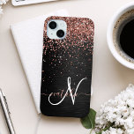 Funda Para iPhone 15 Mini Rosa personalizado Purpurina de oro Monograma de e<br><div class="desc">Personaliza fácilmente este elegante diseño de estuches de teléfono de moda con purpurina rosa de oro brillante en un fondo metálico negro cepillado.</div>