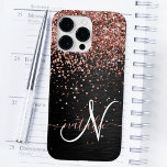 Funda Para iPhone 14 Pro Max De Case-Mate Rosa personalizado Purpurina de oro Monograma de e<br><div class="desc">Personaliza fácilmente este elegante diseño de estuches de teléfono de moda,  con un purpurina rosa bonito de oro brillante sobre un fondo metálico negro cepillado.</div>