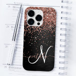 Funda Para iPhone 14 Pro De Case-Mate Rosa personalizado Purpurina de oro Monograma de e<br><div class="desc">Personaliza fácilmente este elegante diseño de estuches de teléfono de moda con purpurina rosa de oro brillante en un fondo metálico negro cepillado.</div>