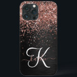 Funda Para iPhone 13 Pro Max Rosa personalizado Purpurina de oro Monograma de e<br><div class="desc">Personaliza fácilmente este elegante diseño de estuches de teléfono de moda con purpurina rosa de oro brillante en un fondo metálico negro cepillado.</div>