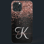 Funda Para iPhone 13 Pro Max Rosa personalizado Purpurina de oro Monograma de e<br><div class="desc">Personaliza fácilmente este elegante diseño de estuches de teléfono de moda con purpurina rosa de oro brillante en un fondo metálico negro cepillado.</div>