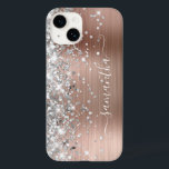 Funda Para iPhone 14 De Case-Mate Rosa Purpurina de oro Silver Glam Girly Signature<br><div class="desc">Purpurina gris plateado brillante de faux gris brillante resalta en el borde izquierdo sobre un falso rosa color rosa de Relieve metalizado metalizado cepillado de oro. La moderna firma de las niñas presenta un elegante tipo de letra de caligrafía blanca con colas decorativas. Personalizar los estilos de letra para crear...</div>
