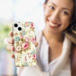 Funda Para iPhone 14 Plus De Case-Mate Rosas románticos de inglés rosado en monograma ama<br><div class="desc">Agradable y romántico estampado floral sin costura femenino con rociadas de rosas rosas rosas y flores azules con follaje de sabio sobre fondo amarillo pastel pálido. Incluye un elemento cuadrado opcional con campo de texto para el primer o monograma.</div>
