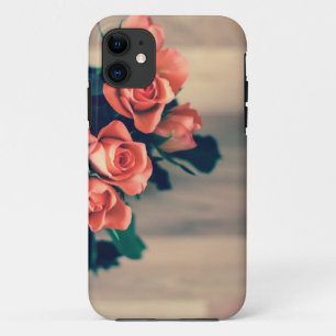 Funda Para iPhone 11 Rosas rosas rosas sobre una comida de madera.