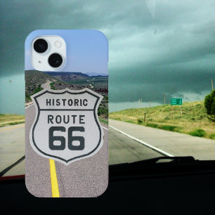 Funda Para iPhone 15 Ruta 66 Escudo en fondo de autopista