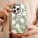 Funda Para iPhone 13 Sage Green Chinoiserie Bird Peony Garden Monograma<br><div class="desc">Este diseño de inspiración chinoiserie presenta elegantes flores botánicas,  pájaros y vegetación en verde salado y blanco marfil. Personalice el estuche telefónico con su monograma o inicial.</div>