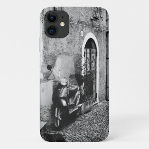 Funda Para iPhone 11 Scooter en una calle de Italia en blanco y negro