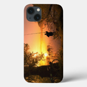 Funda Para iPhone 13 Silhouette de Fisherman en el lago al atardecer