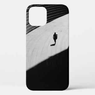 FUNDA PARA iPhone 12 SILHOUETTE DE UNA PERSONA CAMINANDO SOBRE FRANJA D