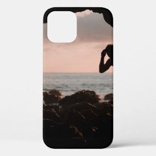 Funda Para iPhone 12 Silhouette del hombre en la cueva