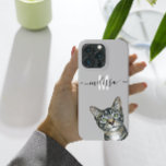 Funda Para iPhone 14 De Case-Mate Sneaky Peeking Cat Monograma Nombre<br><div class="desc">Este diseño puede ser personalizado en el área proporcionada cambiando la foto y/o el texto. O puede personalizarse haciendo clic en Personalizar esta plantilla y, a continuación, eligiendo la opción de hacer clic en el personalizar y eliminando o cambiando el color del fondo, agregando texto, cambiando el color o estilo...</div>