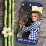 Funda Para iPhone 13 Pro Max Tipografía fotográfica vertical de Forever Friends<br><div class="desc">Estuche Guay para iphone con su propia foto de personalizado. Un hermoso regalo fotográfico con texto superpuesto que dice "amigos para siempre" con letras a mano y vinculado con un lindo corazón de amor. La plantilla de la foto está configurada para que añada la foto que se mostrará en formato...</div>