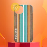 Funda Para iPhone 15 Tiras de Surfboard Vintage - Suave fondo de madera<br><div class="desc">Un diseño de rayas de colores retro en azul y naranja sobre un fondo falso de madera. Un diseño vintage de rayas de surf con un toque playero y surfista. Añade tu nombre o monograma para hacer de esto un caso de teléfono personal que destacará entre tus amigos. El nombre...</div>