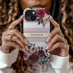 Funda Para iPhone 15 Tiras florales de boho rosa y turbio Monograma<br><div class="desc">Casos de teléfono monogramados por personalizado personalizados con su nombre u otro texto. Este moderno diseño de boho presenta un borde floral de acuarela con colores rústicos de otoño sobre un polvoriento fondo de rayas rosas y blancas con un falso acento de Relieve metalizado dorado. Utilice las herramientas de diseño...</div>