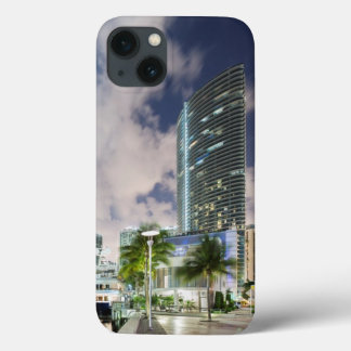 Funda Para iPhone 13 Torres iluminadas en la costa del río Miami