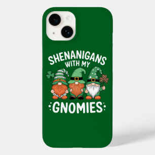 Funda Para iPhone 14 De Case-Mate Travesuras Con Mis Gnomies Día de San Patricio Irl