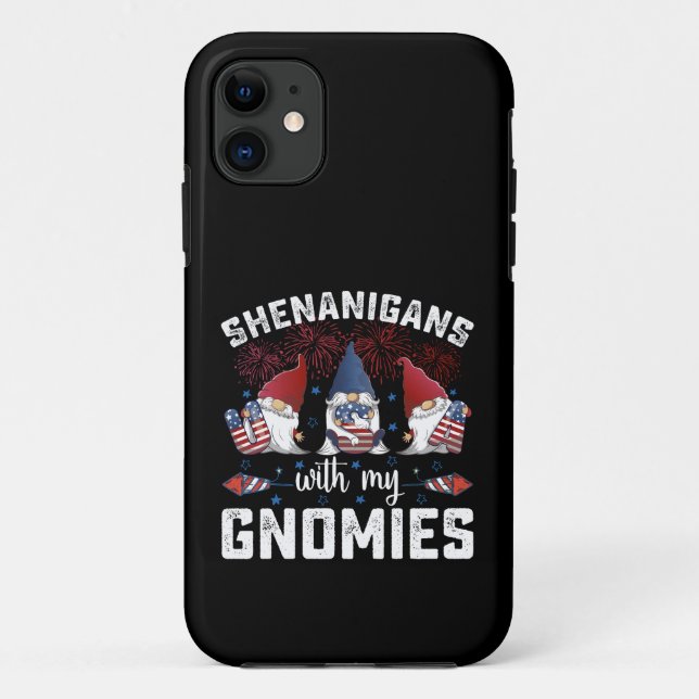 Funda De Case-Mate Para iPhone Travesuras Con Mis Gnomios Usa 4 De Julio  (Reverso)
