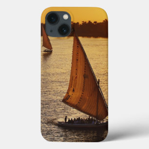Funda Para iPhone 13 Tres falukas con turistas en el río Nilo en