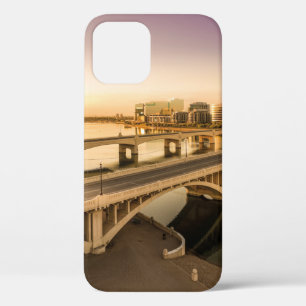 FUNDA PARA iPhone 12 TRES HOMBRES EN EL PUENTE DE CRUCE DE MOTOCICLETAS