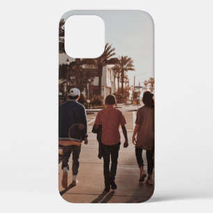 Funda Para iPhone 12 Tres personas caminando cerca de las palmeras