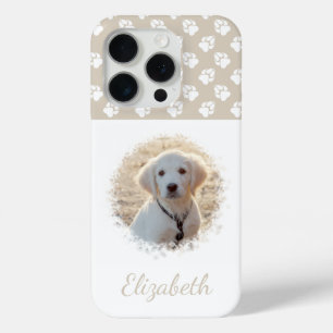 Funda Para iPhone 15 Pro Tu foto de mascota y huellas blancas sobre beige y