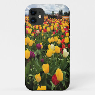 Funda Para iPhone 11 Tulip Field con un viejo tractor, Oregón