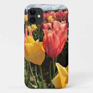 Funda Para iPhone 11 Tulipanes de primavera en un campo, Oregón