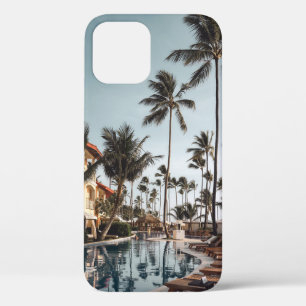 Funda Para iPhone 12 Tumbonas de madera marrón cerca de la piscina rode