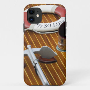 Funda Para iPhone 11 Un ancla y una Vida-Boya en un barco de madera