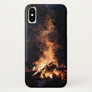 Funda Para iPhone X Un incendio de noche en un campamento