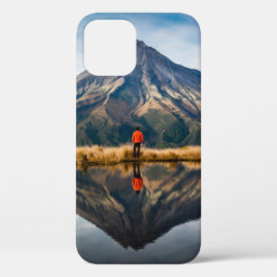 Funda Para iPhone 12 Un montañista con un vestido naranja en una simetr